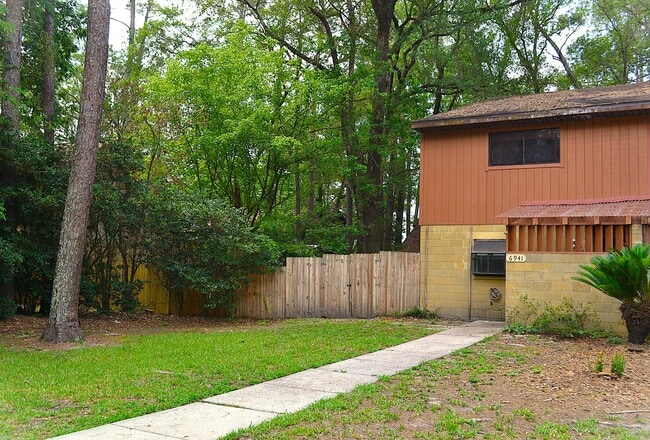 Building Photo - Charming 2BR/2.5BA End Unit Townhome with Fenced Backyard in Greenleaf – Pets Welcome!