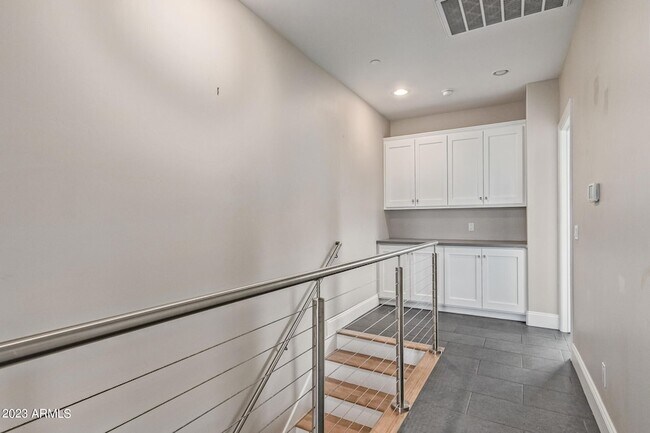 Building Photo - 4816 N Woodmere Fairway Unit 1010