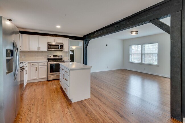 Building Photo - 514 Continental Dr