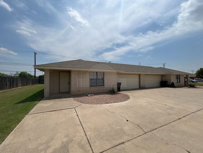 Primary Photo - 914 McDaniel Cir