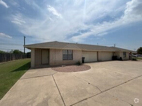 Building Photo - 914 McDaniel Cir