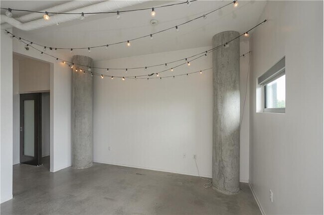 Building Photo - 2115 Yeaman Pl