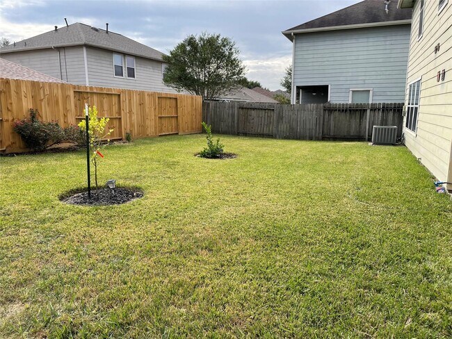 Building Photo - 9418 Fillmont Ln