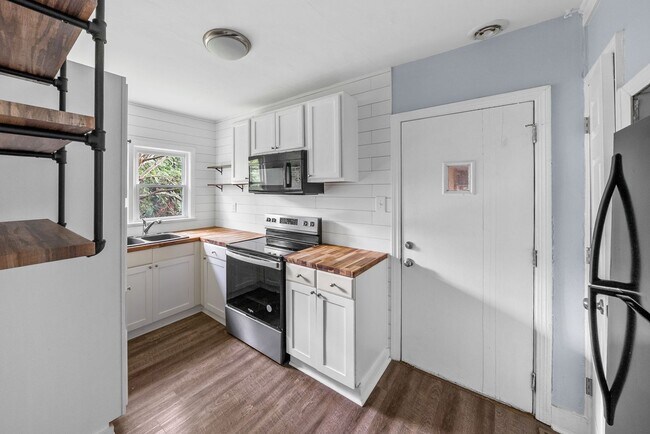 Building Photo - 2 Bedroom Pet Friendly Home For Rent Near ...