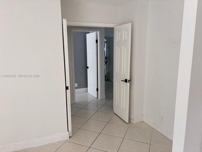 Building Photo - 3987 Carambola Cir N