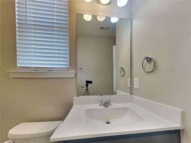 Building Photo - 153 Everett Sq