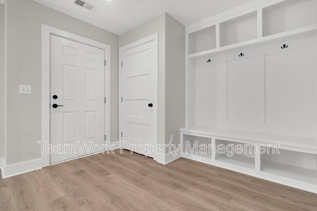 Building Photo - 1752 Skinner Ave