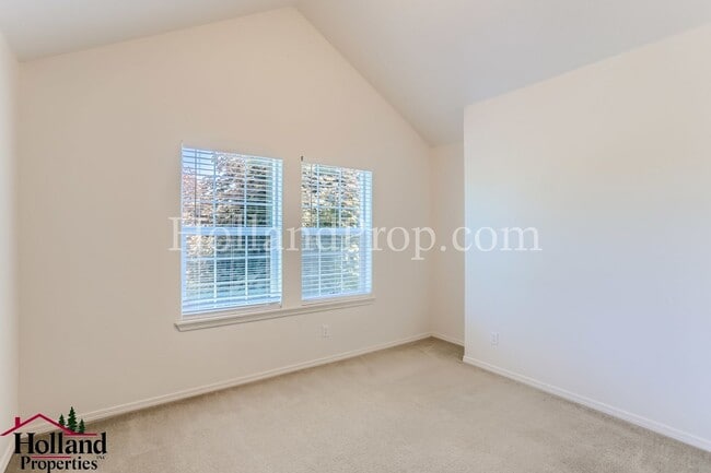 Building Photo - Spacious 3-Bedroom Home with High Ceilings...