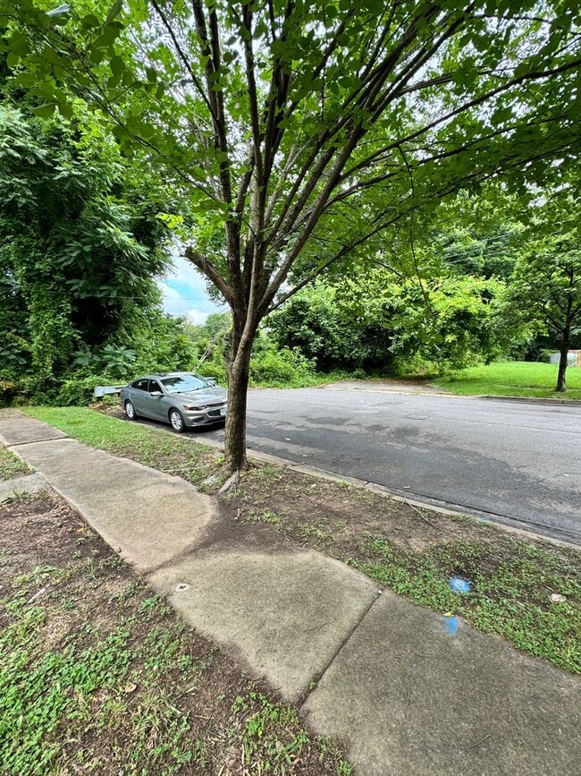 Building Photo - 3 bedroom house on quiet dead end! All ele...