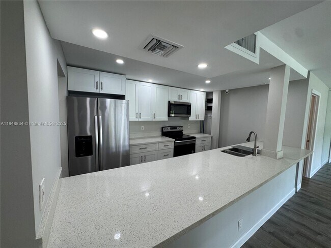 Building Photo - 7081 Environ Blvd