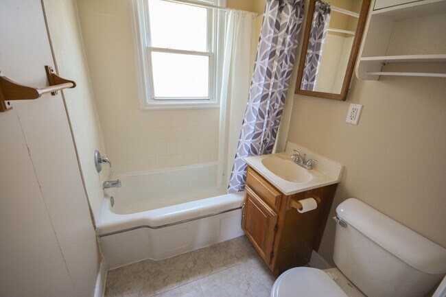 Building Photo - 3 bedroom home on corner lot with beautiful hardwood floors!