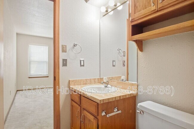 Building Photo - 431 W Curtis Dr