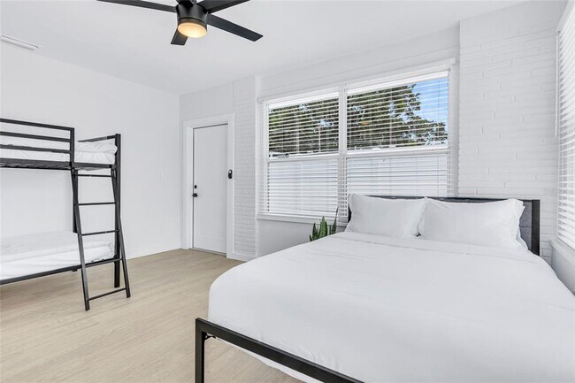 Building Photo - 1921 Fern Ave