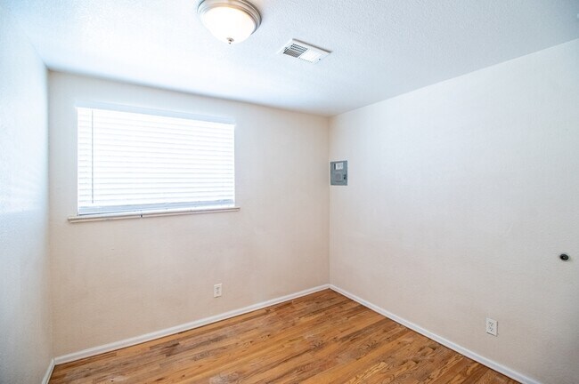 Building Photo - 1156 S Quivas St