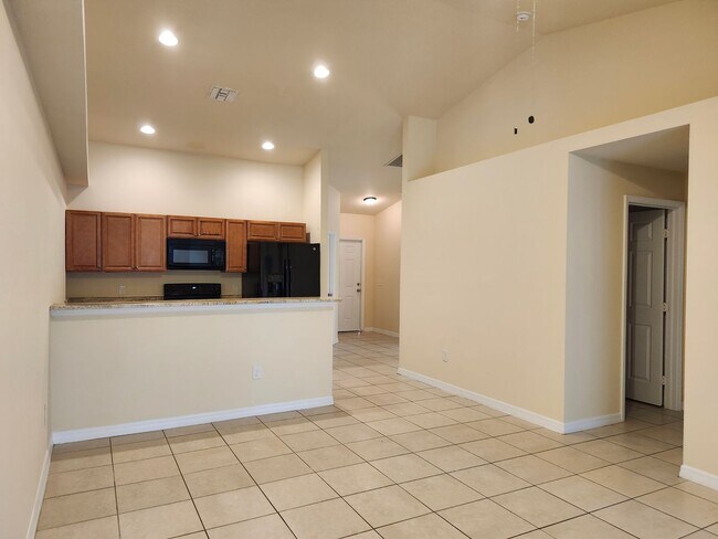 Building Photo - Exceptional 3 bed 2 bath 1 car garage dupl...