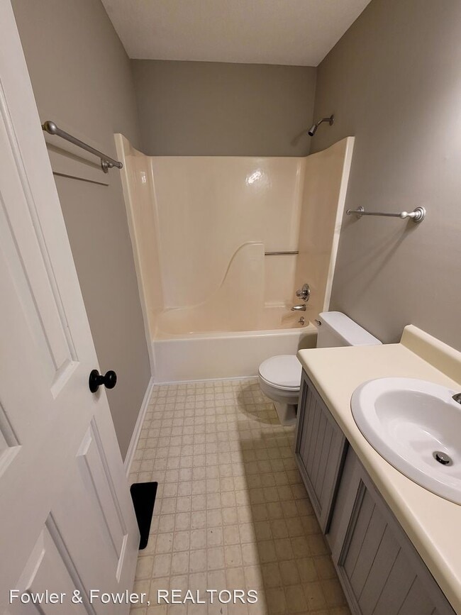 Building Photo - 3 br, 2.5 bath House - 4913 Country Court