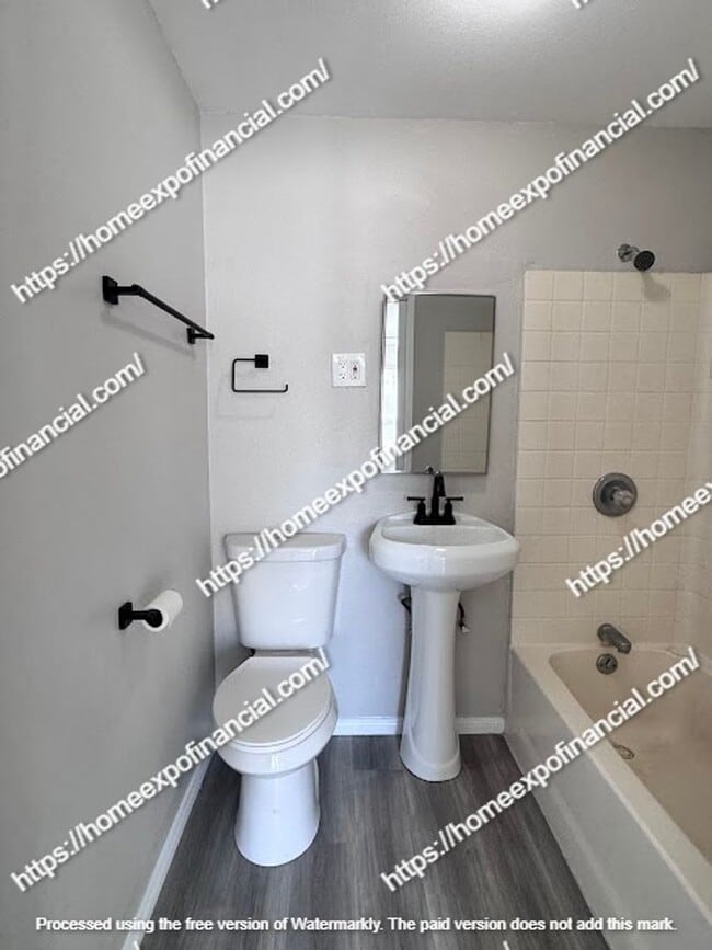 Building Photo - Nice Back House For Rent