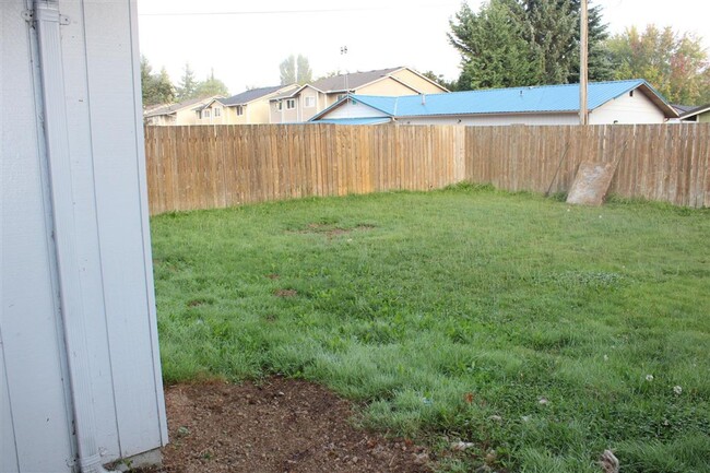 Building Photo - 2 Bedroom, 1 Bathroom Duplex!!!!