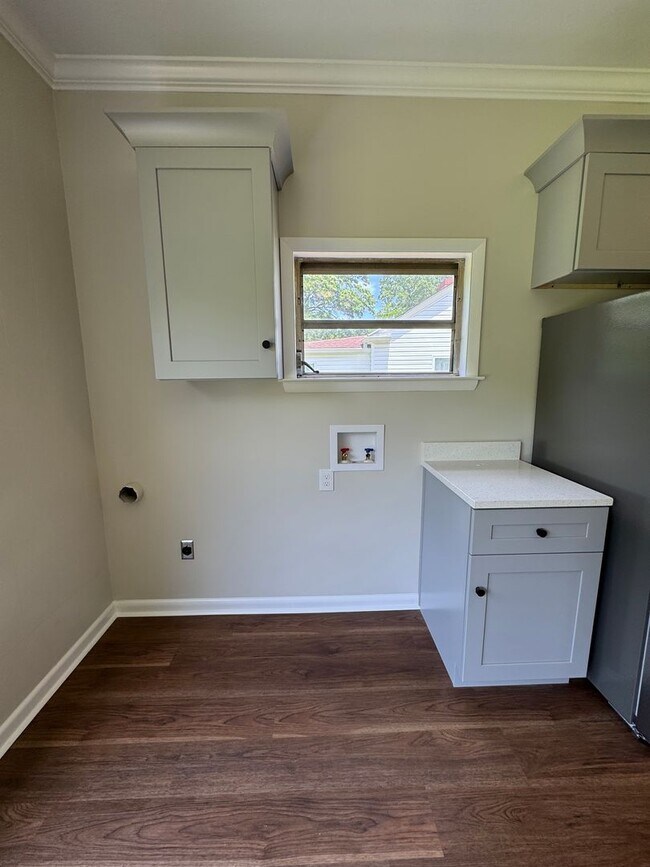 Building Photo - Renovated 3/2.5 House with bonus room in South Rome- $1,795