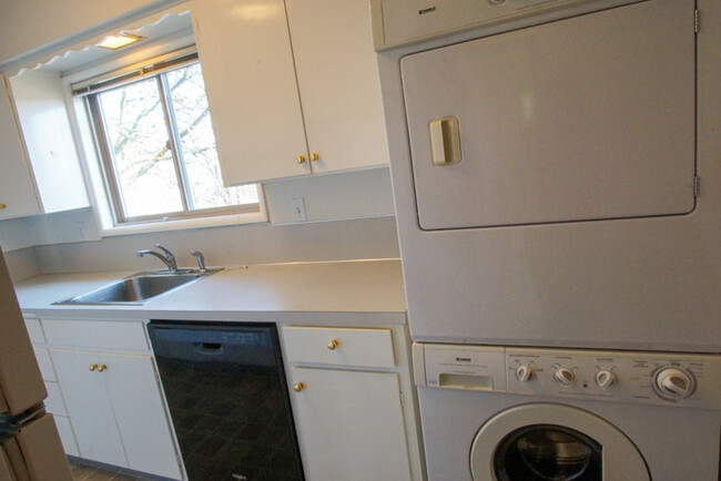 Building Photo - Large Clean Open Hillsdale apartment, Big ...