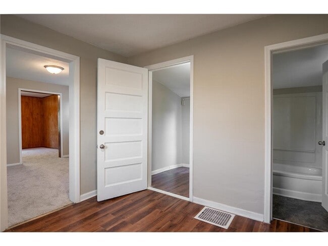 Building Photo - 608 7th Ave S