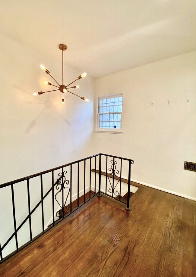 Stairs leading to 2nd Level: Bedrooms, Main bathroom, laundry and deck - 1672 Rotary Dr