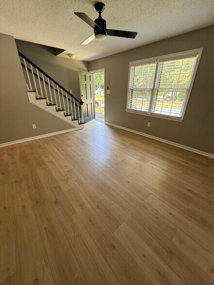 Building Photo - 1405 Harth Dr
