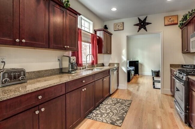 Building Photo - 142 Bigelow St