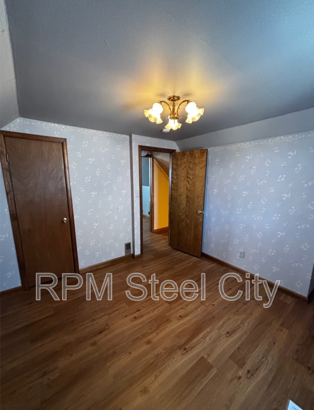 Building Photo - 512-512 1/2 W 10th St