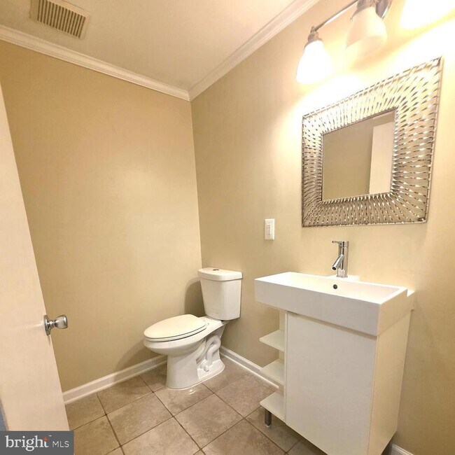 Building Photo - 940 Newington Ct