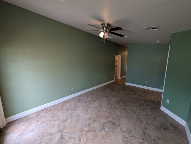 Building Photo - 1 bed 1 bath house with central heat and a...