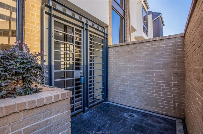 Building Photo - 45 Briar Hollow Ln
