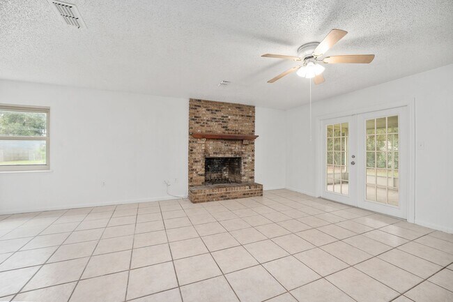 Building Photo - Spacious 3-Bedroom Home with Fireplace, Split Floor Plan & Screened Lanai in Southeast Ocala!