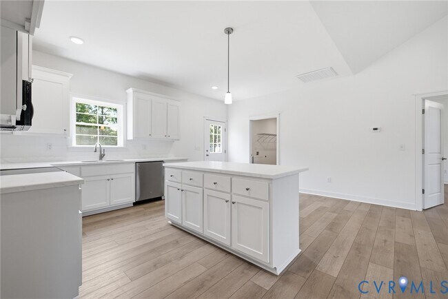 Building Photo - 21161 Baileys Ln
