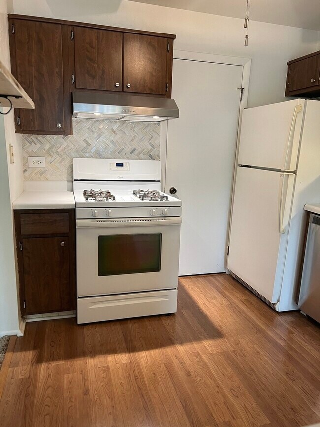 Building Photo - 225 Deerpath Ct