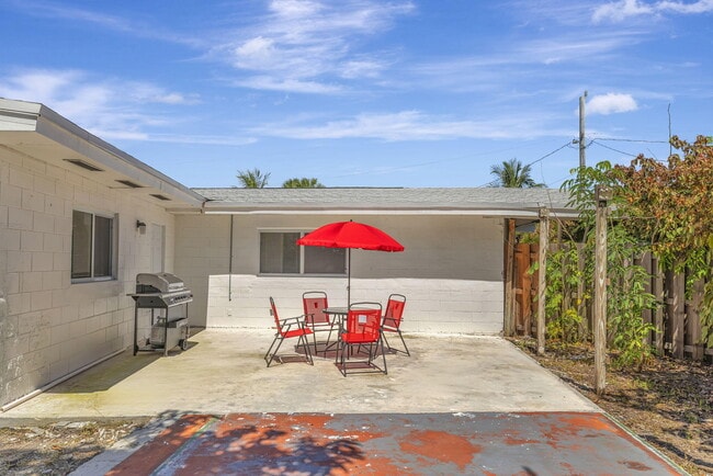 Building Photo - 1911 Cypress Ave