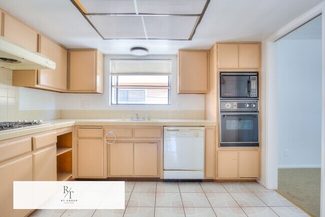Building Photo - Beautiful Front Unit in Gated Community – ...