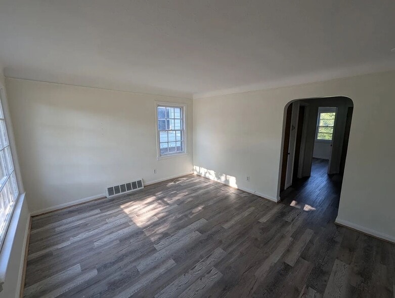 Building Photo - 3864 E 154th St