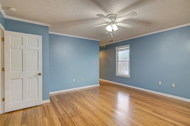 Building Photo - 2315 Treetop Ln