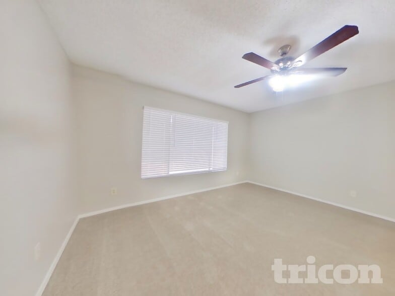 Building Photo - 8621 W Willow Ave