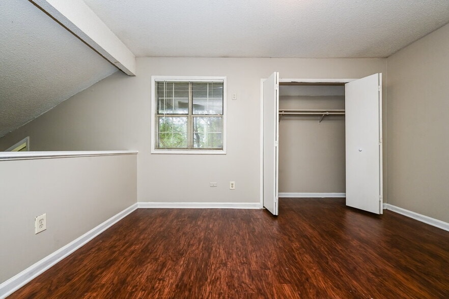 Building Photo - 8536 Pineland Dr