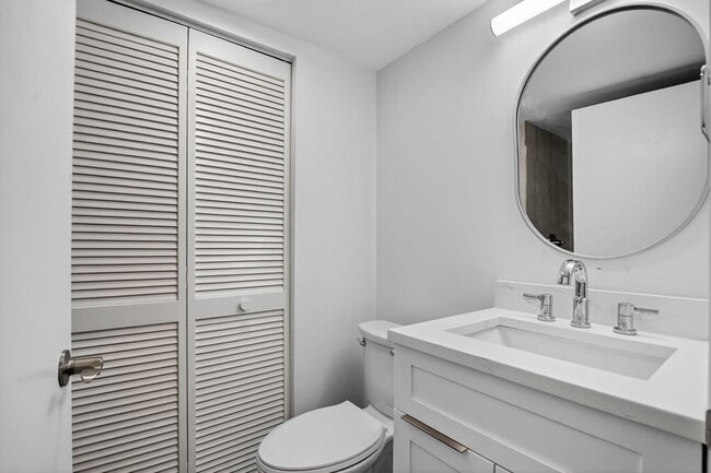 Building Photo - 1010 NE 8th Ave