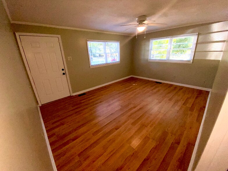 Building Photo - 717 Cornelia Dr