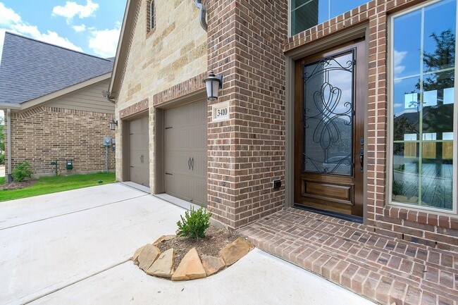 Building Photo - 3410 Willow Cres Ct