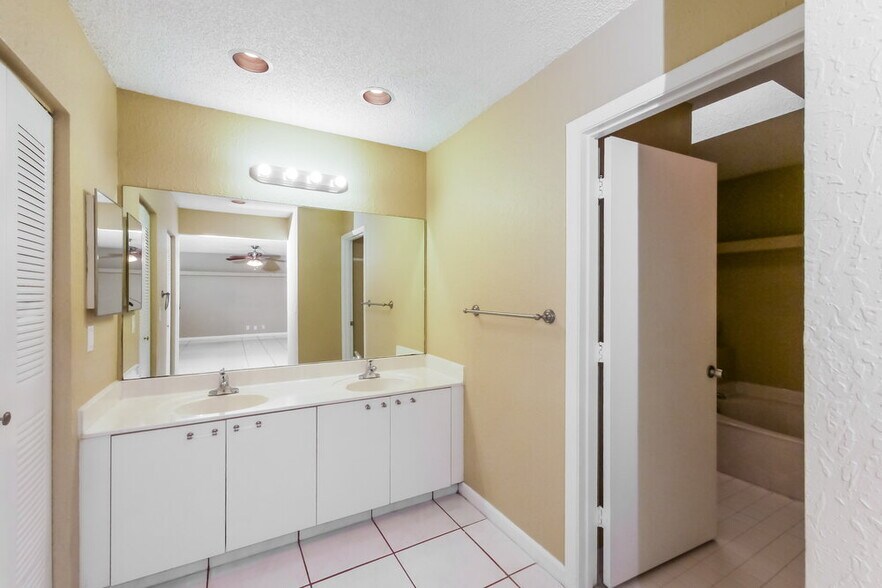 Building Photo - 3275 W Buena Vista Dr