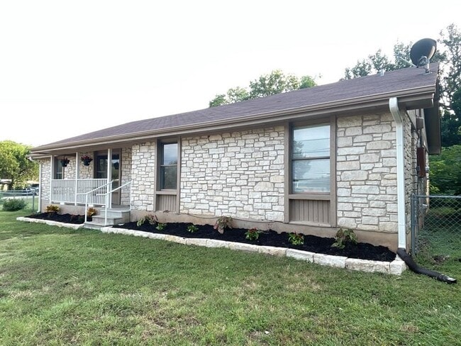 Building Photo - 2501 Peach Tree Ln