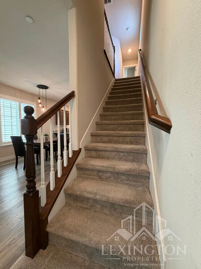 Building Photo - Modern Roseville Living – 3 Bed | 2.5 Bath |