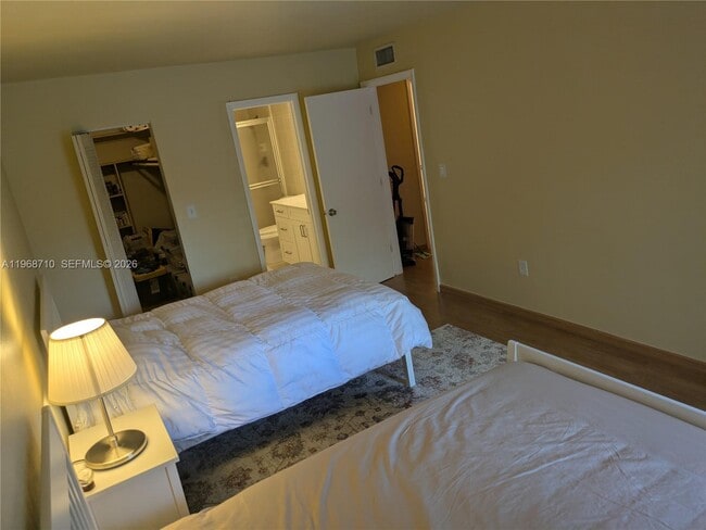 Building Photo - 9621 SW 77th Ave