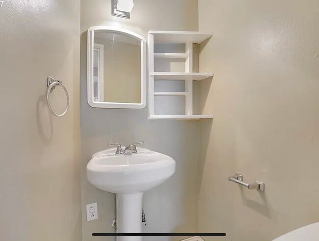 Building Photo - 1005 NE Newall Rd