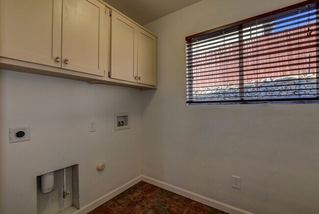 Building Photo - 8660 E Manley Dr